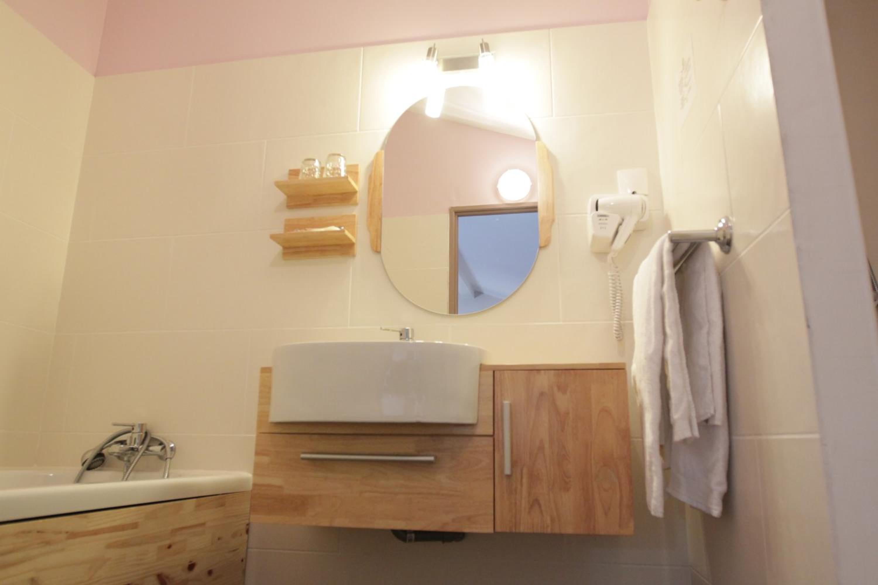 Saint-Etienne Vacations - Urban Style, Hotel Le Cheval Noir, Saint-Etienne - Property Image 2