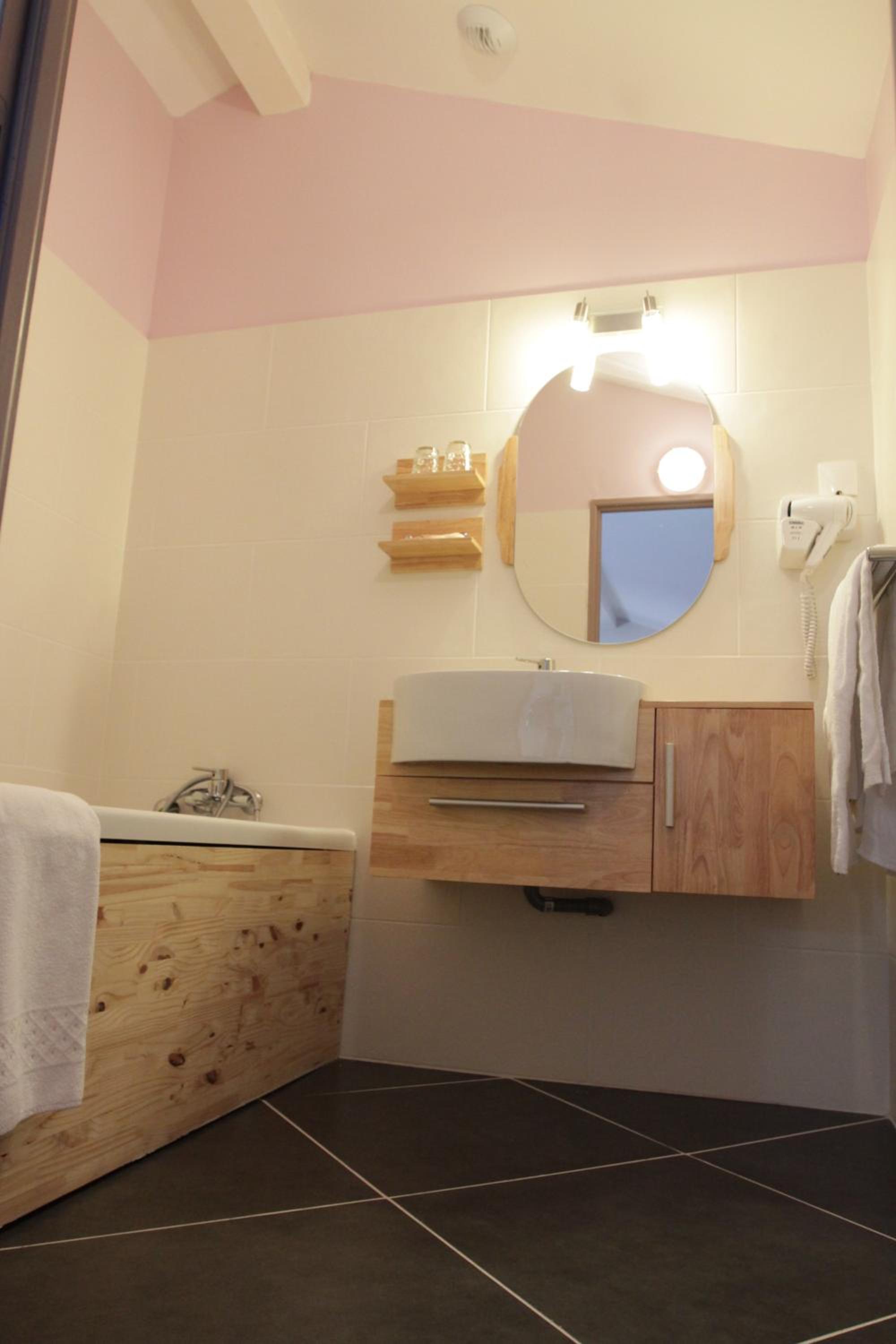 Saint-Etienne Vacations - Urban Style, Hotel Le Cheval Noir, Saint-Etienne - Property Image 3