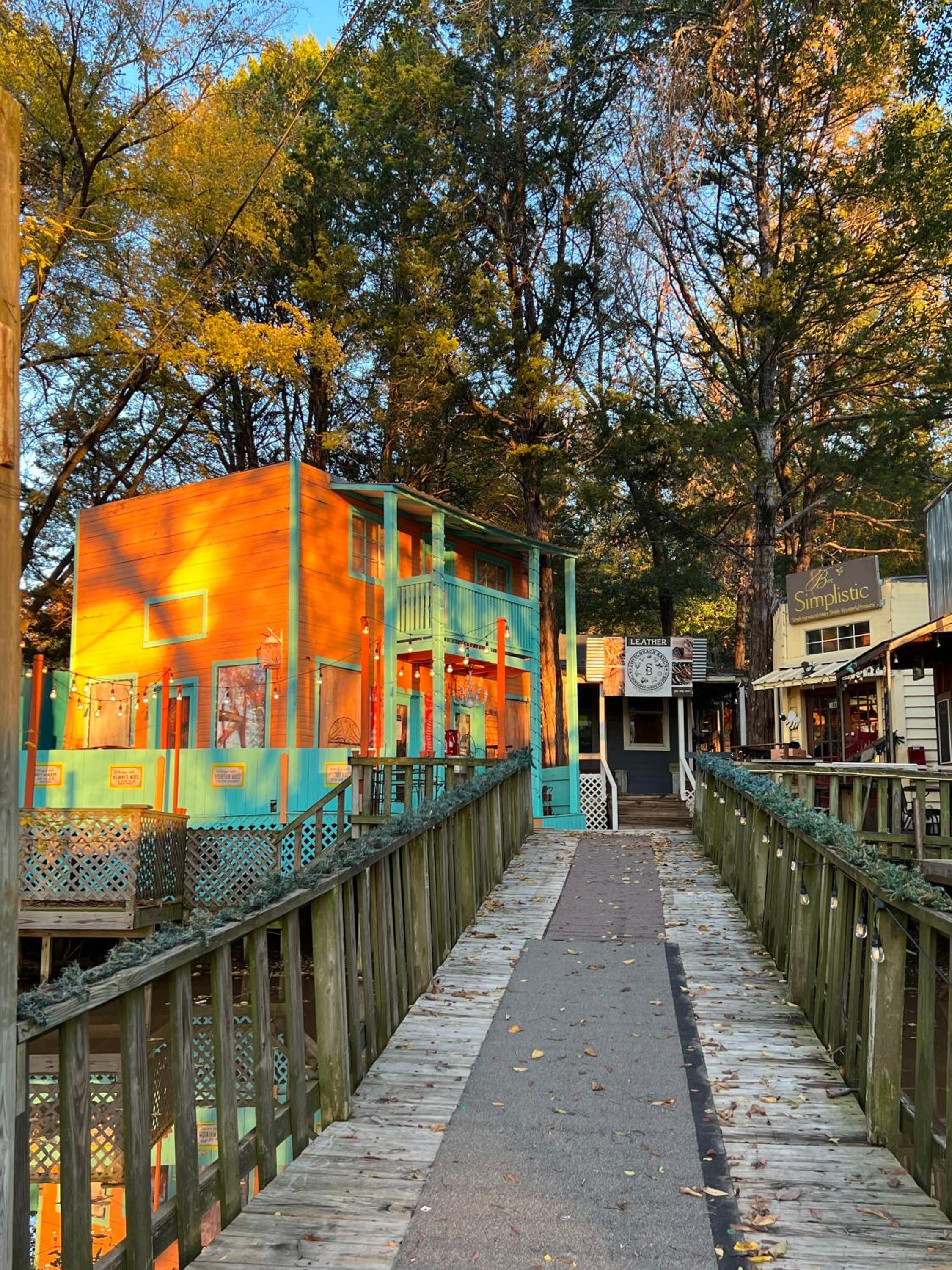 Dolly's Villa, 2-Level Suite 5 Min from Trade Days