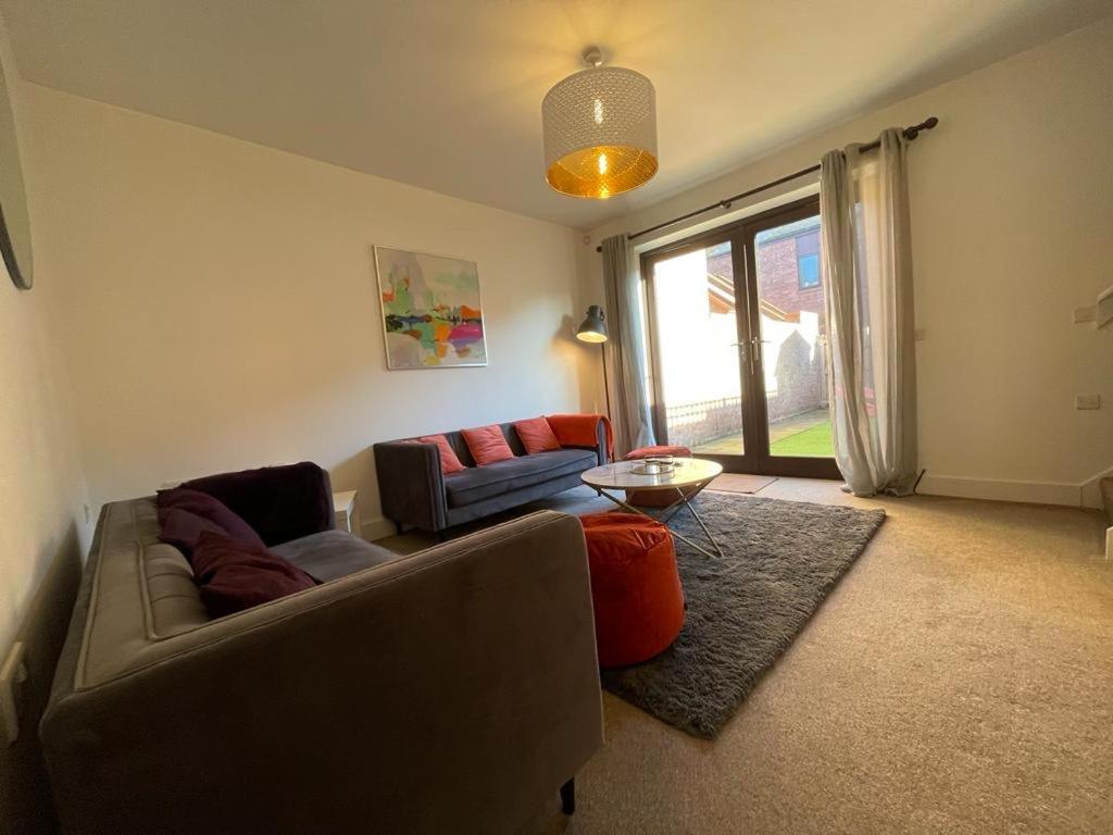 2 Bedroom House with Garden Next to River Tees view 4
