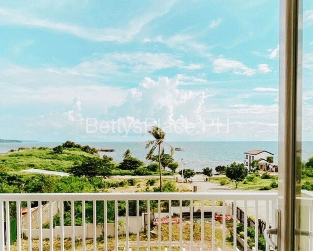 4 Bedroom Beachfront House with Private Pool in Batangas