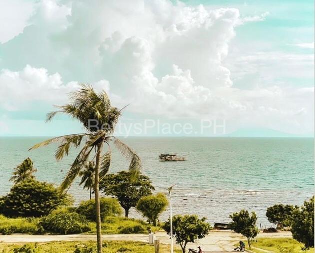 4 Bedroom Beachfront House with Private Pool in Batangas