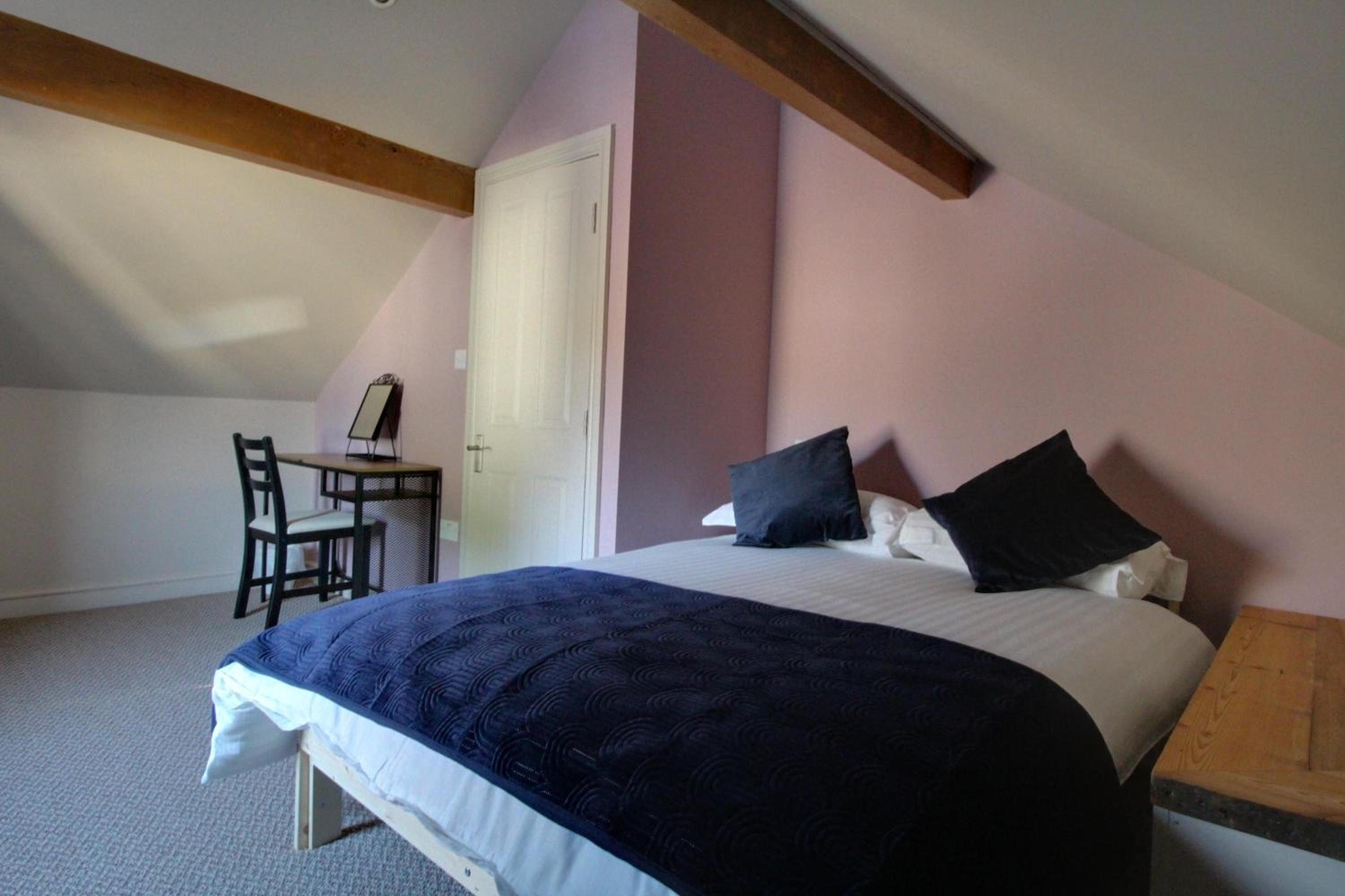 Lovely Hudds home, x4 double bedrooms & parking view 5