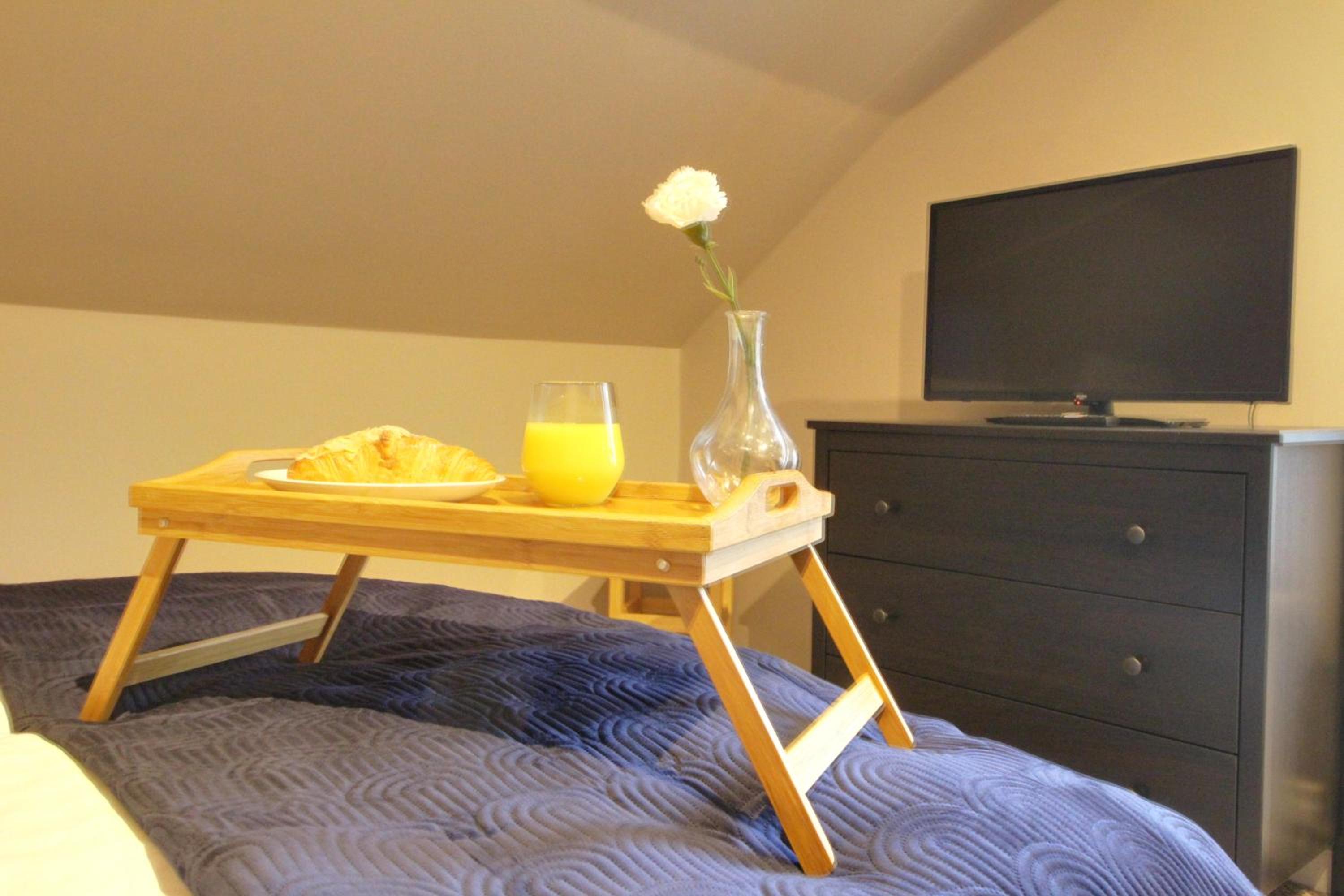 Lovely Hudds home, x4 double bedrooms & parking view 4