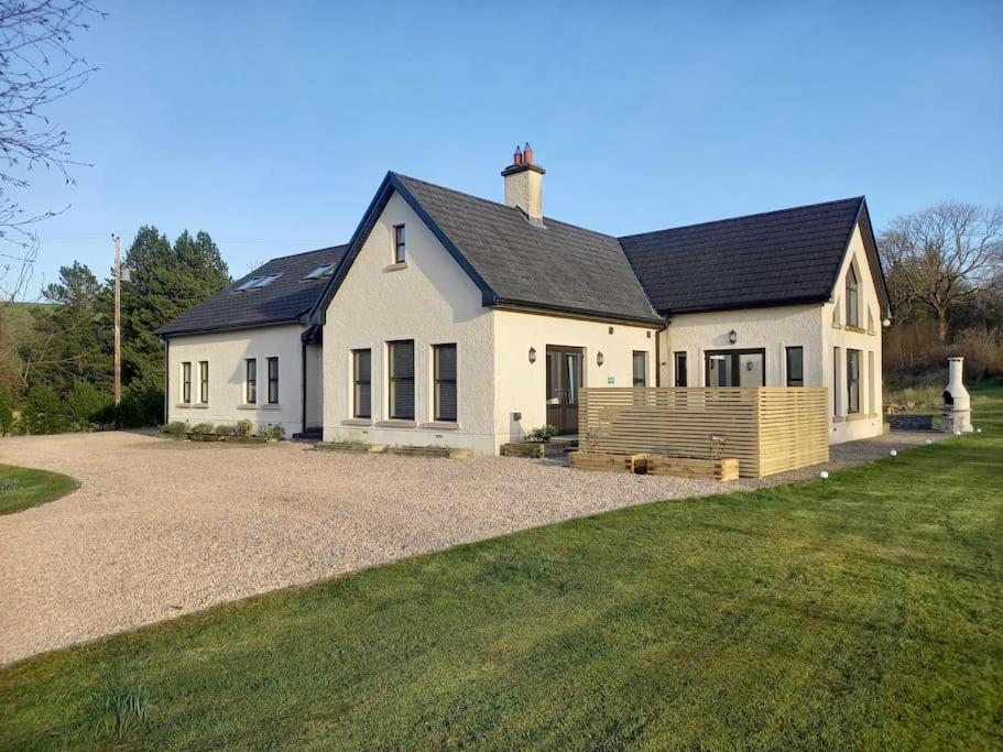Hotel Kilskeery Lodge, modern country house with hot tub - Image 1
