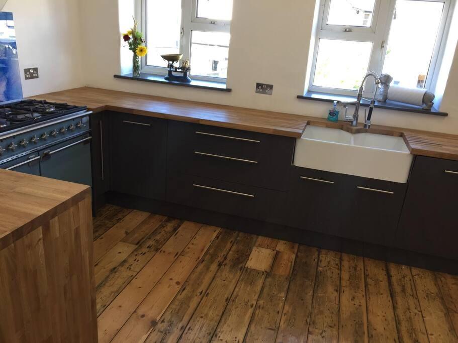 Huge 7 bed hse for large groups close by the beach view 5