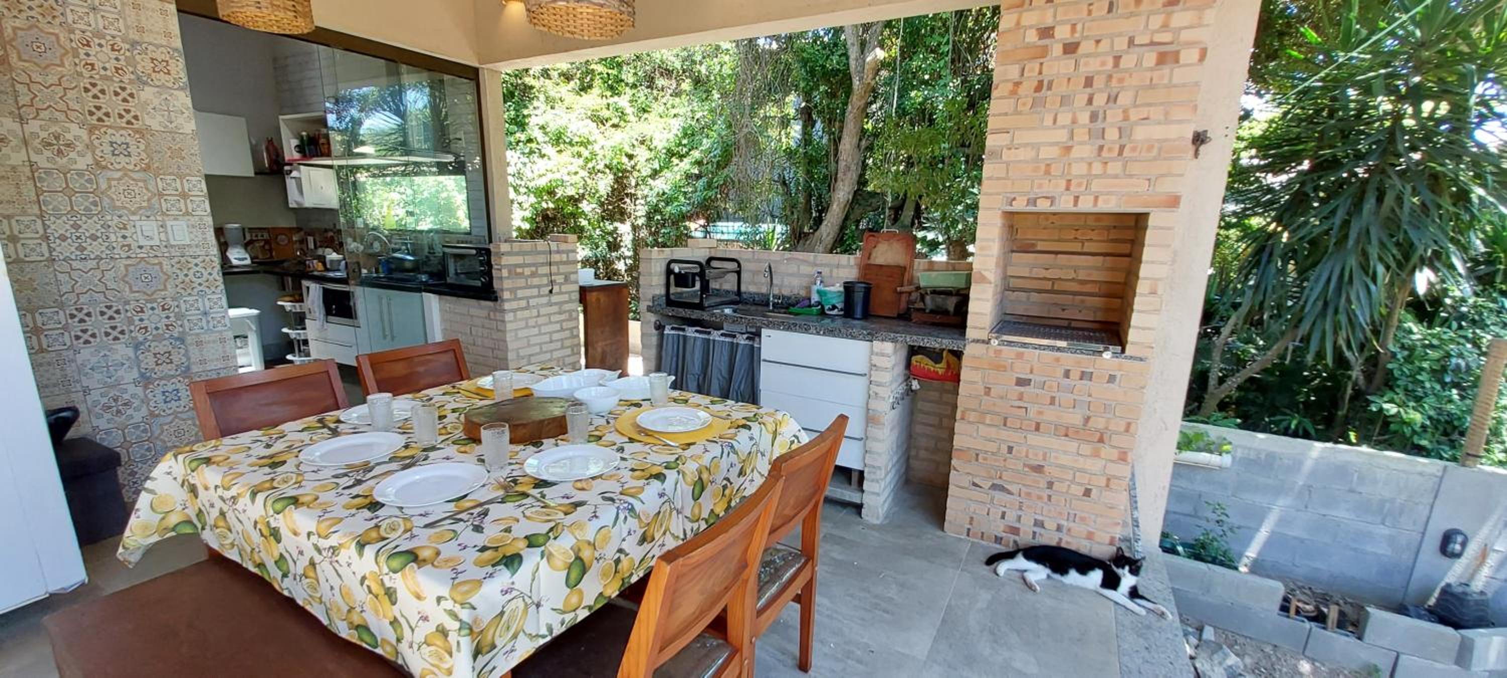 Casa praiana em condominio com lazer
