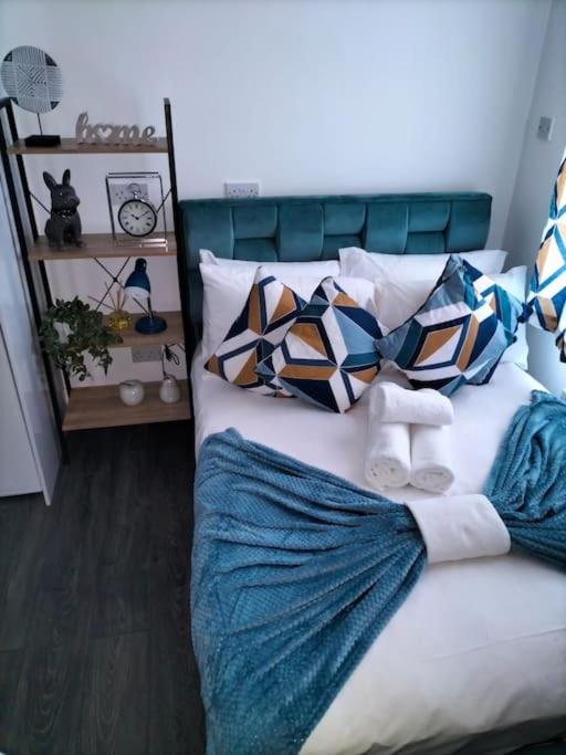 Islington Studio for 2 - Private Bath & Smart TV