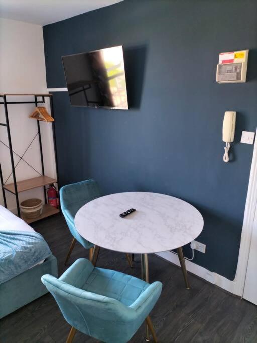 Islington Studio for 2 - Private Bath & Smart TV