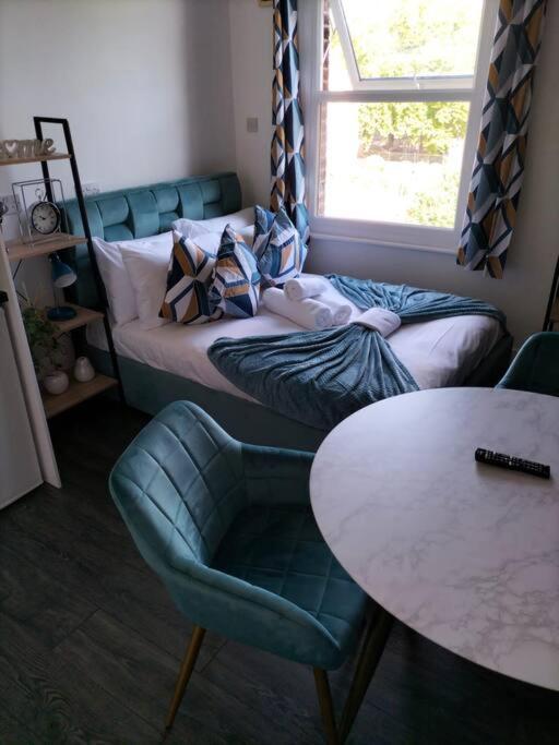 Islington Studio for 2 - Private Bath & Smart TV