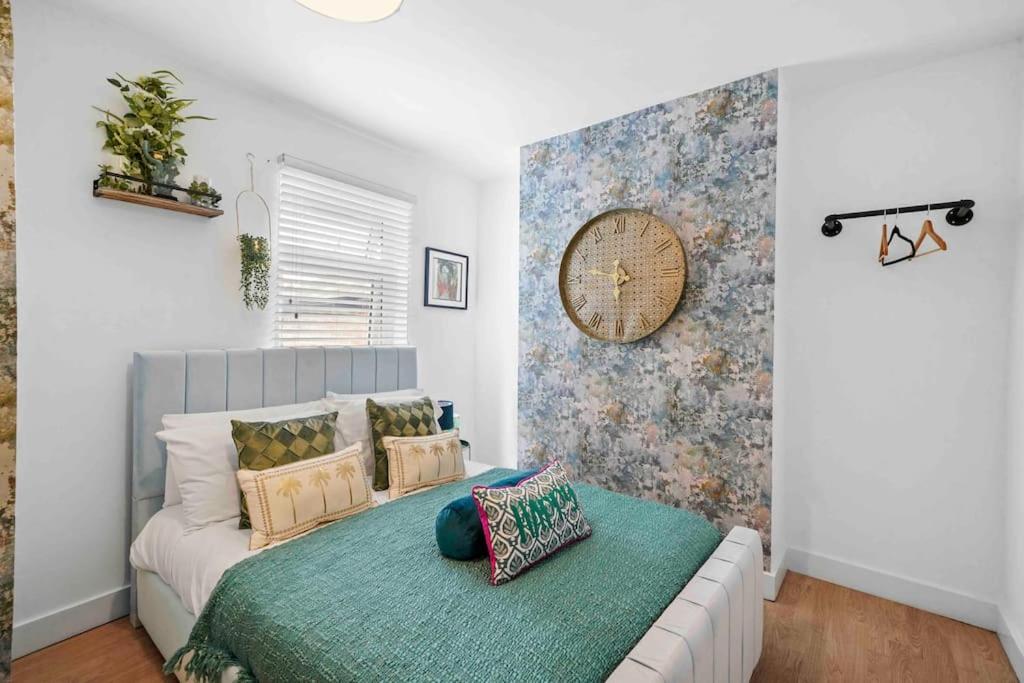 St Augustines 10 Bed Themed House view 3