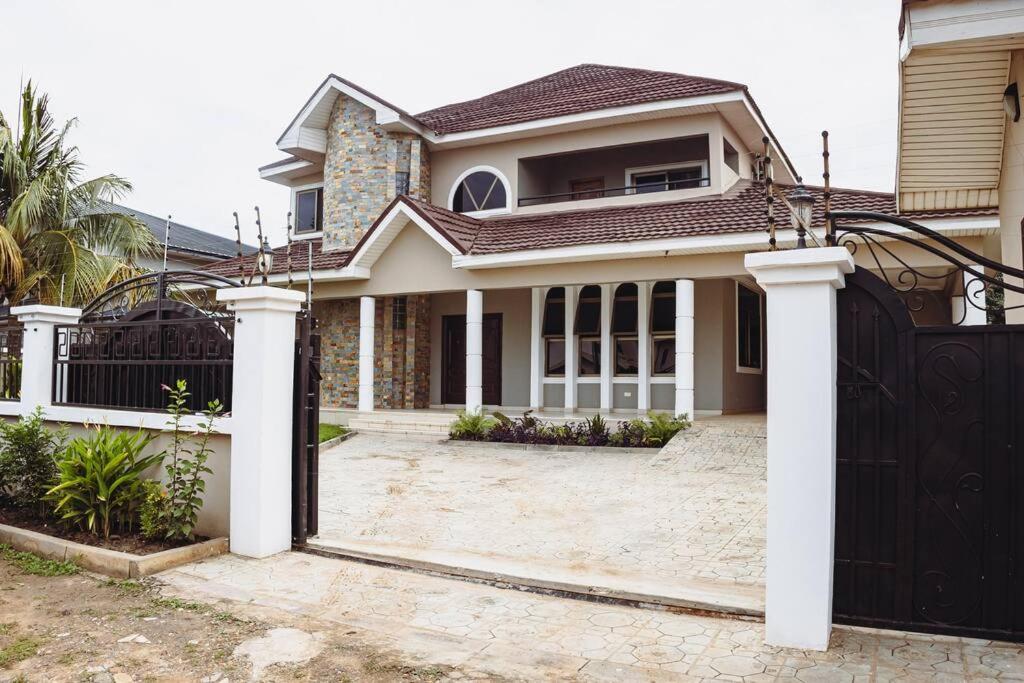 Luxurious home, perfect for a large or small group view 2