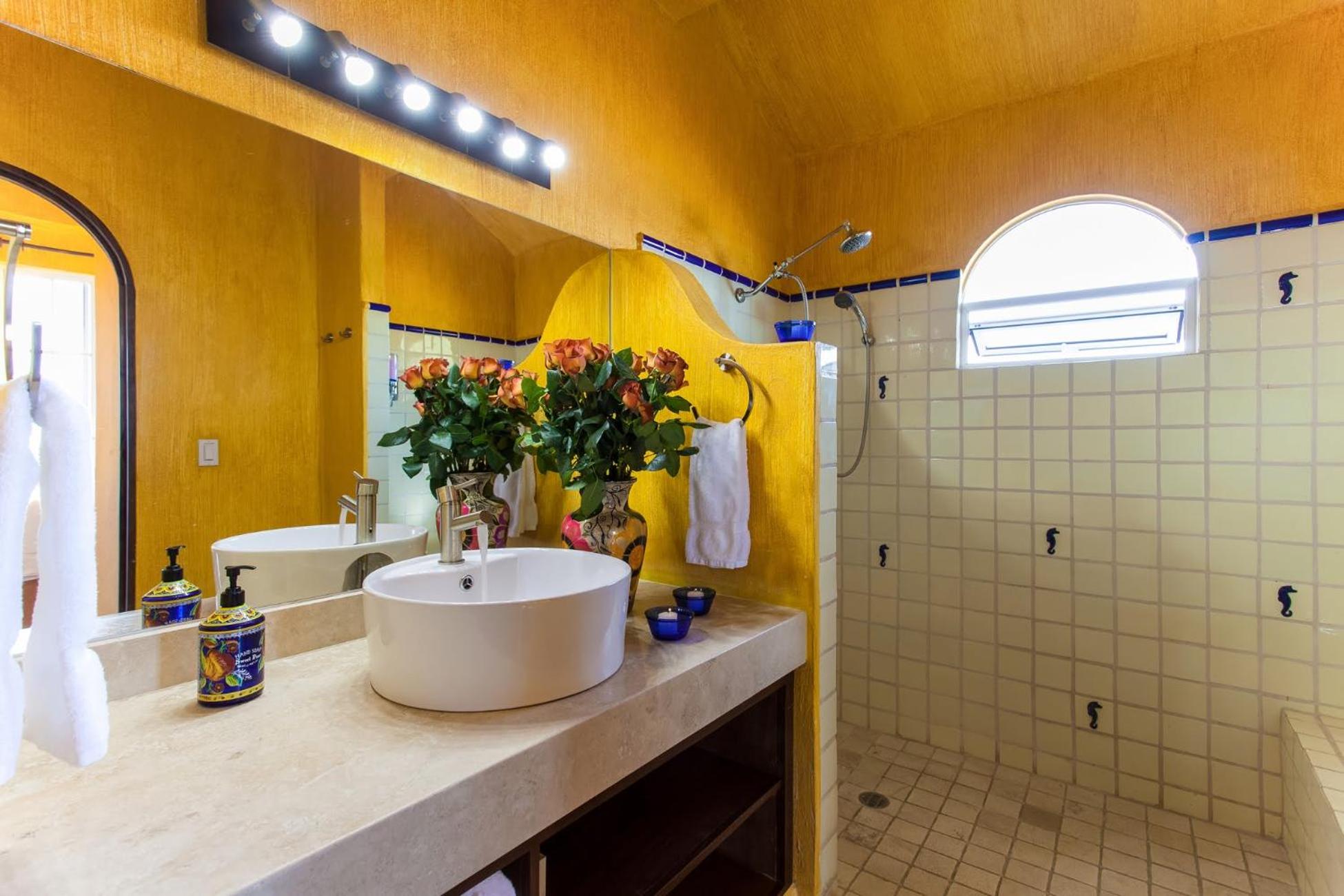 Casa Lorenzo Orange Sunsets, Lush Landscape, Intown, Privacy view 4