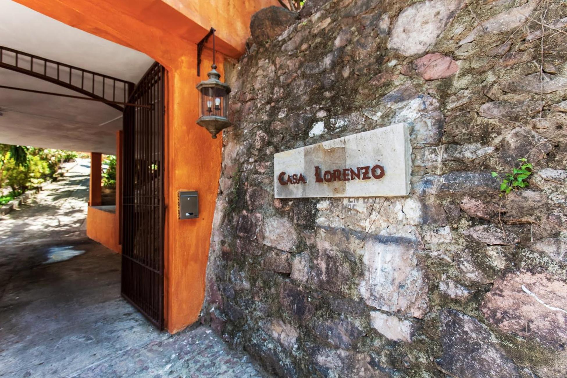 Casa Lorenzo Orange Sunsets, Lush Landscape, Intown, Privacy view 5