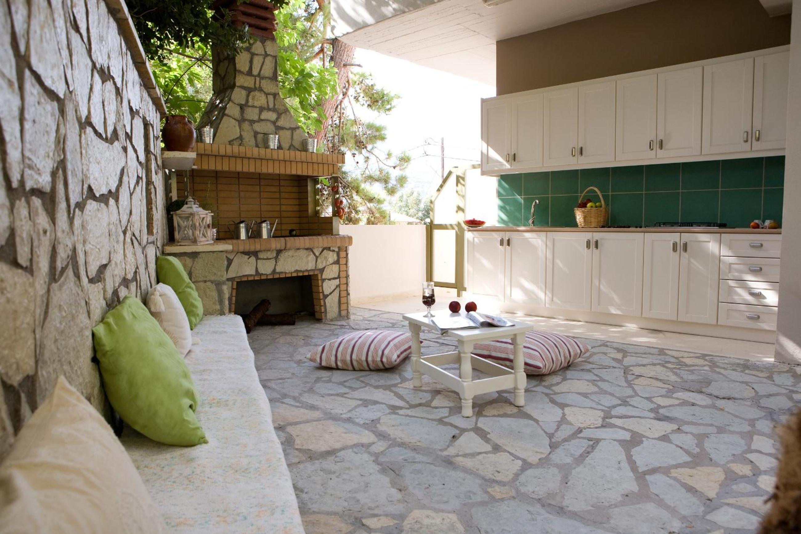 Isalos en Vasiliki — balance & terrace