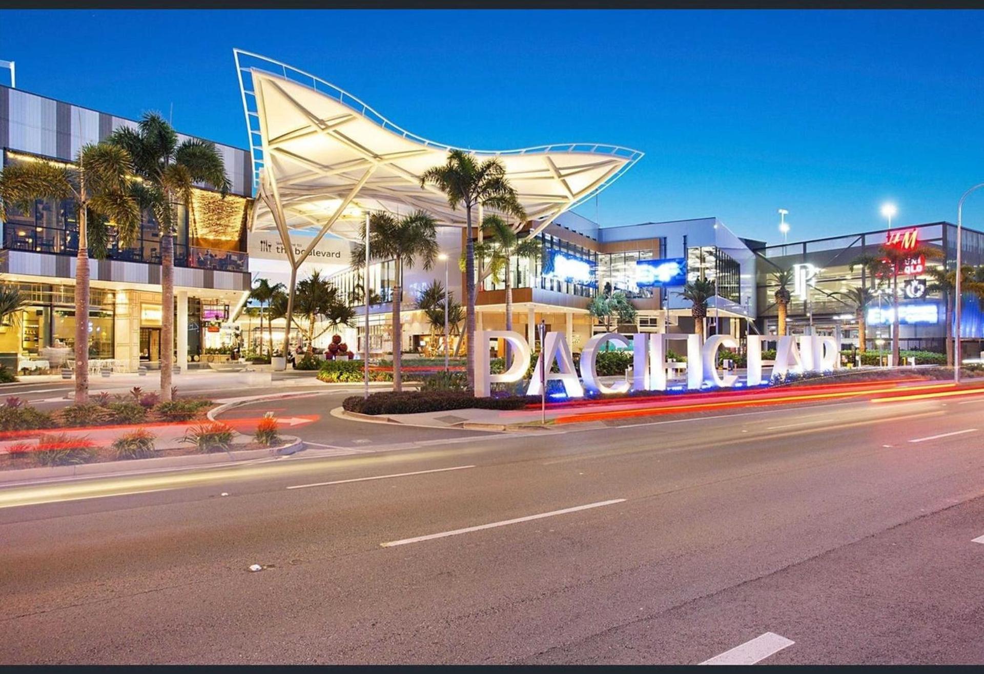 Signature Broadbeach Ocean Views Apartment - CoastHM