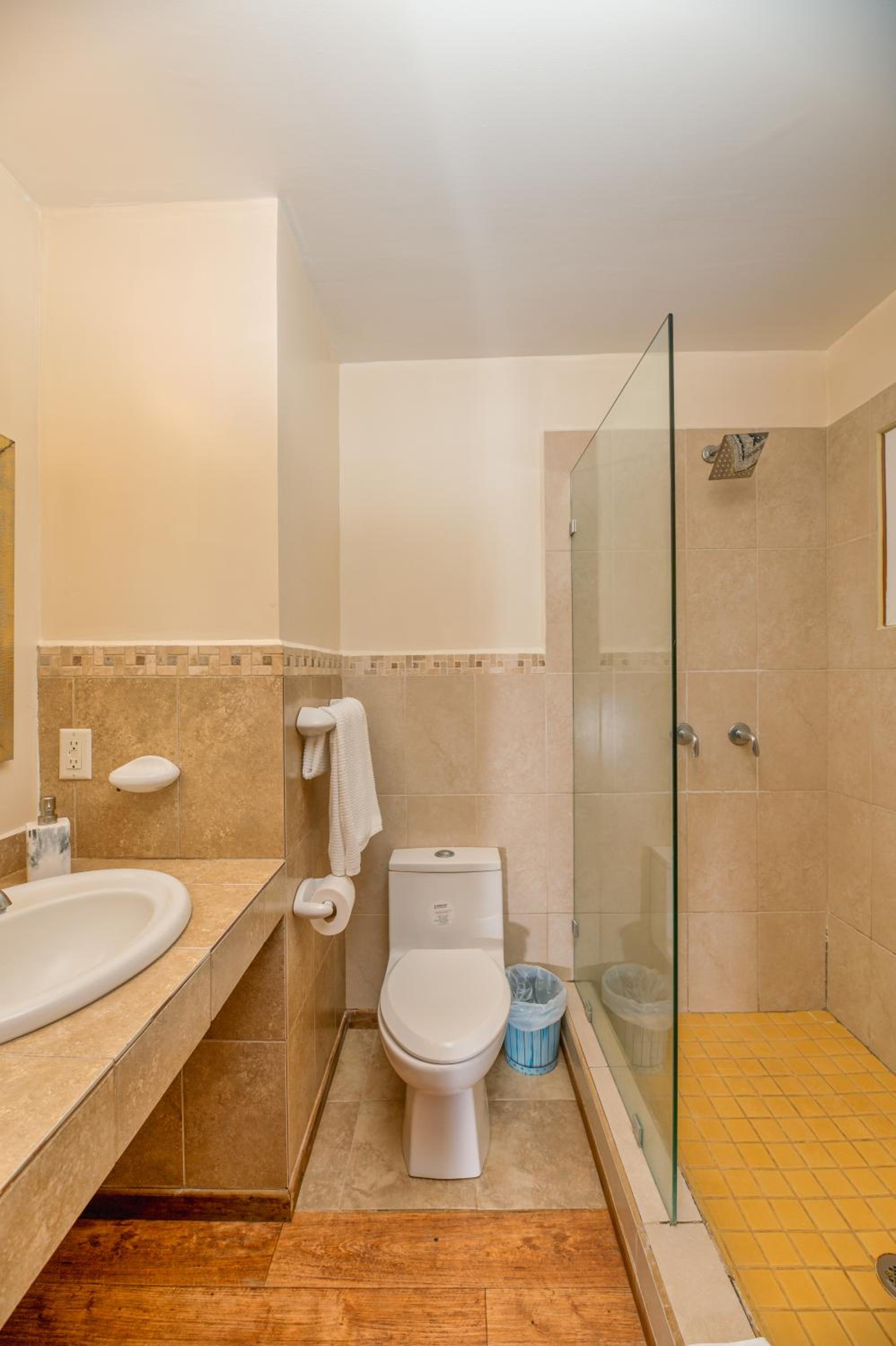 Exclusive Full House near Beaches & Downtown view 3