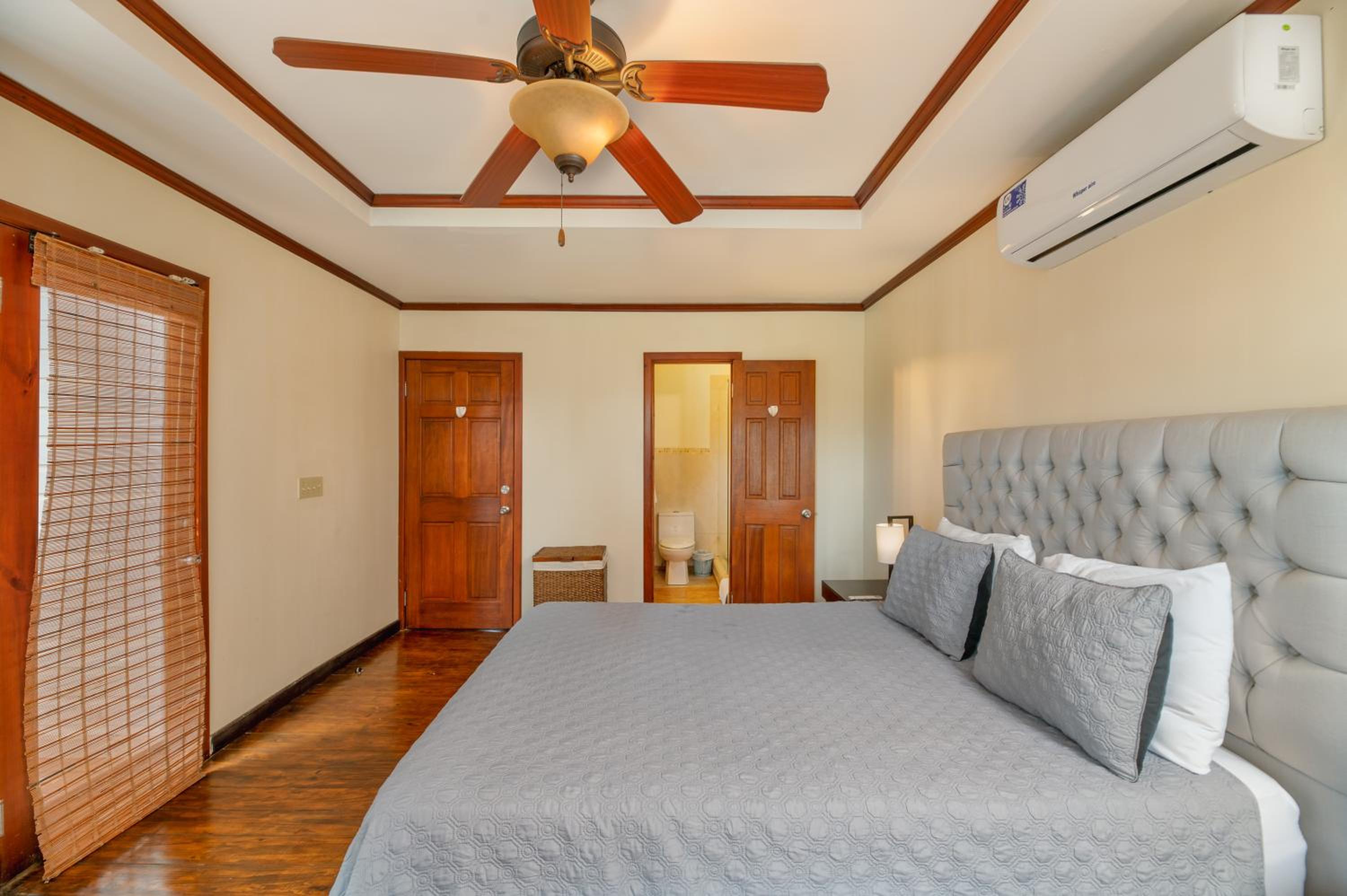 Exclusive Full House near Beaches & Downtown view 4