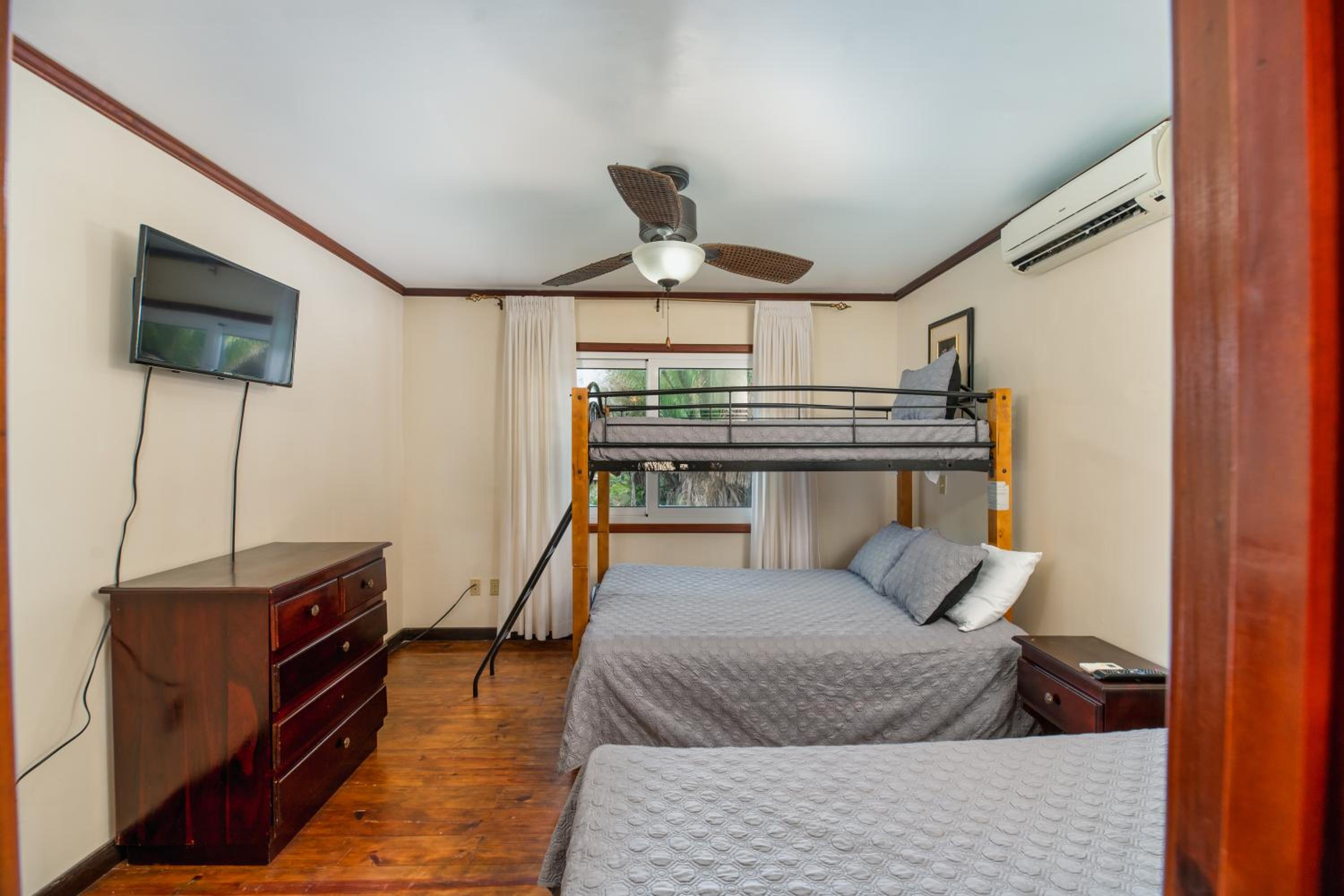 Exclusive Full House near Beaches & Downtown view 5