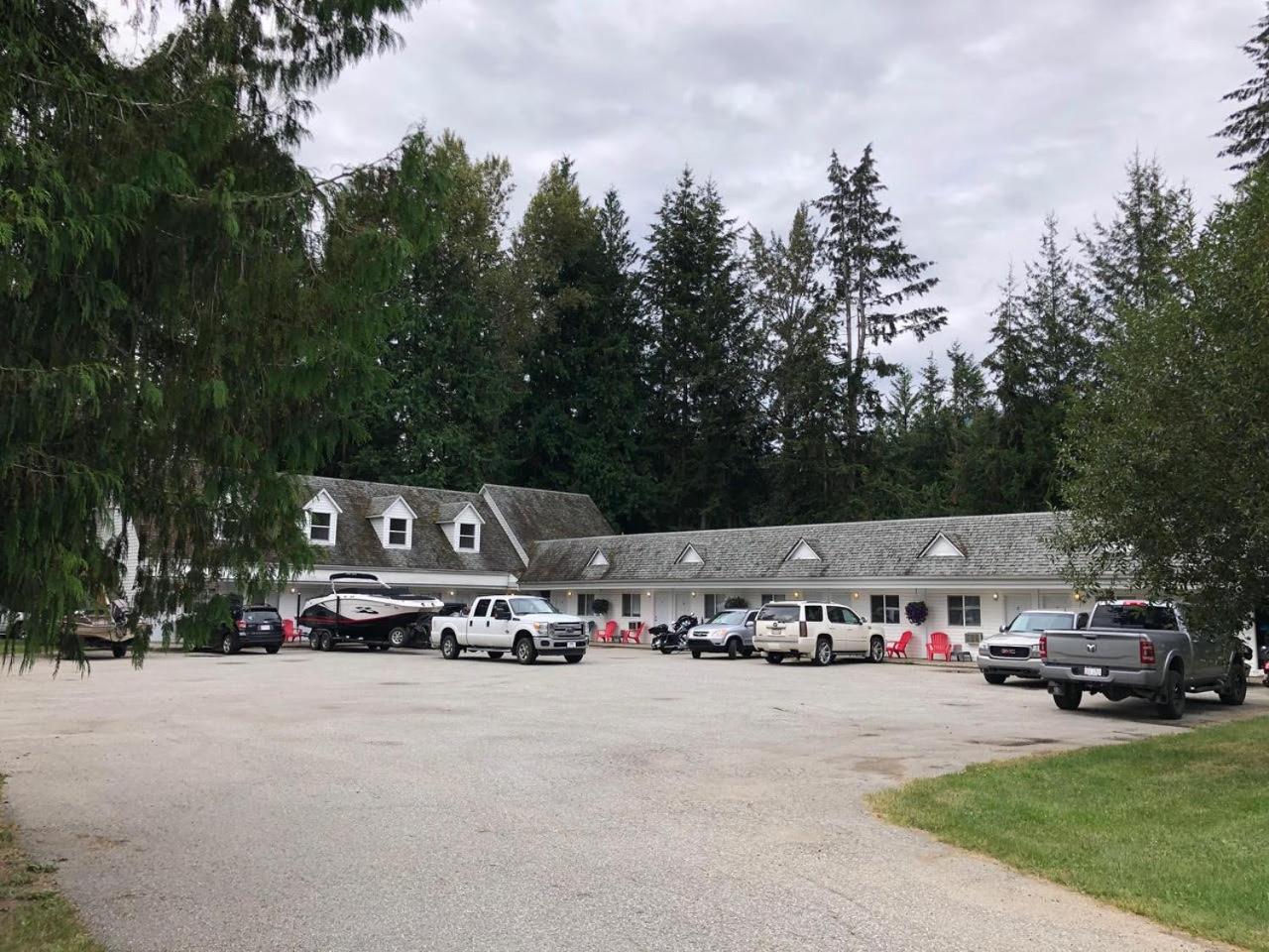 Pines Motel