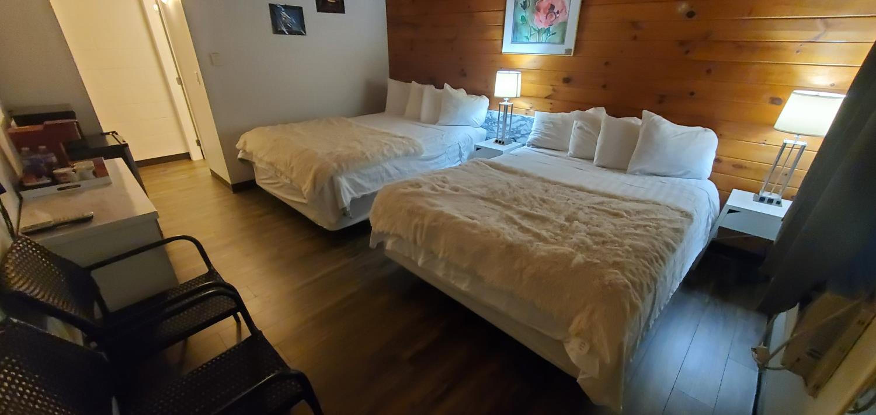 Pines Motel
