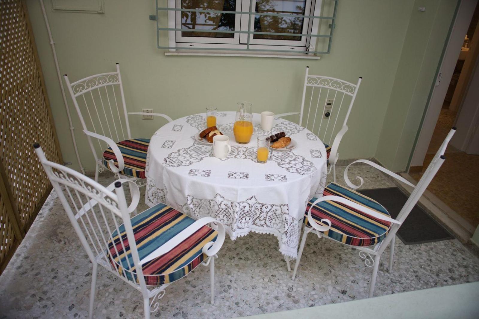 Aroura Homes Garden House 2BR 2BA Free Parking