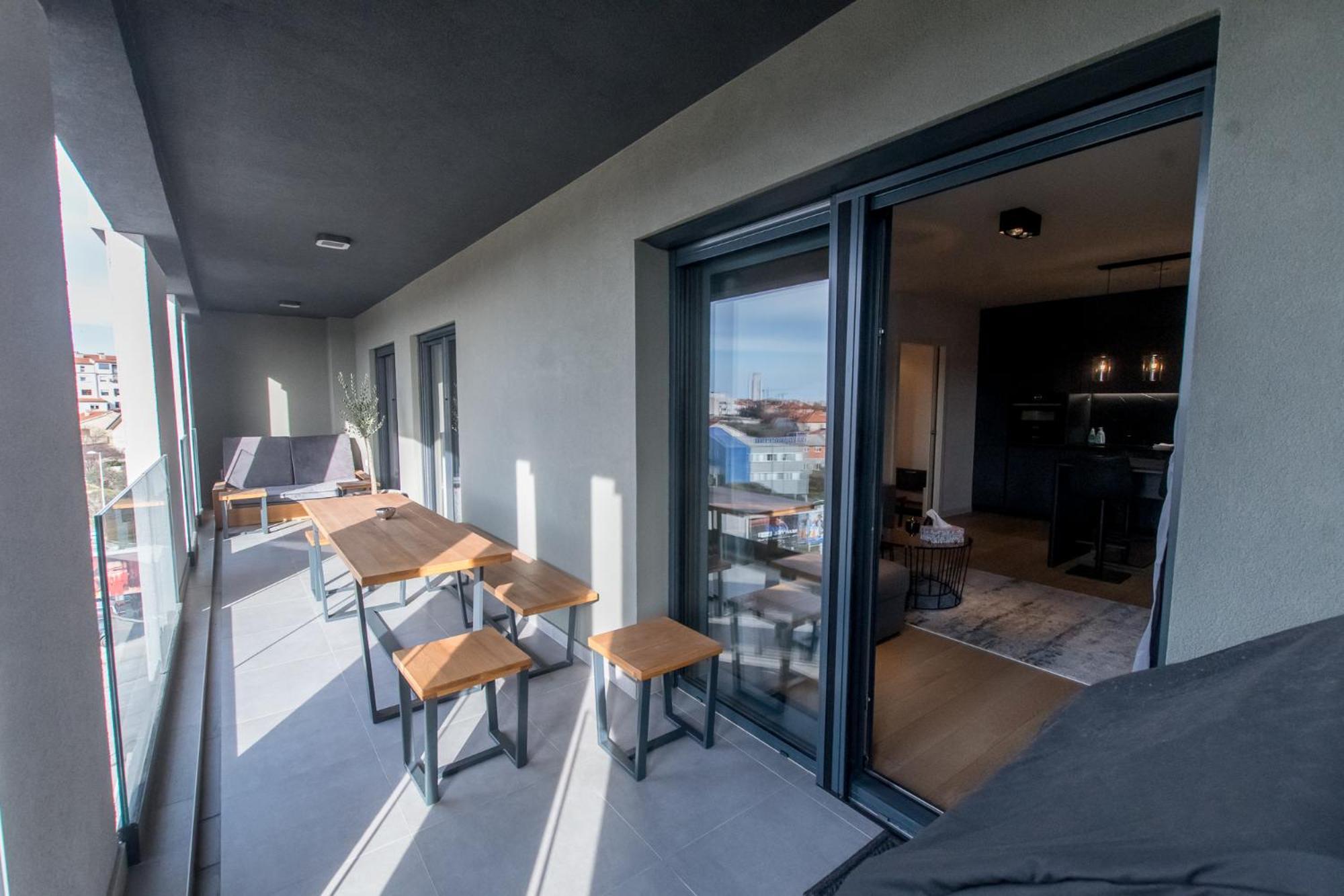 Mark's place Luxury Apartment with free private garage view 5
