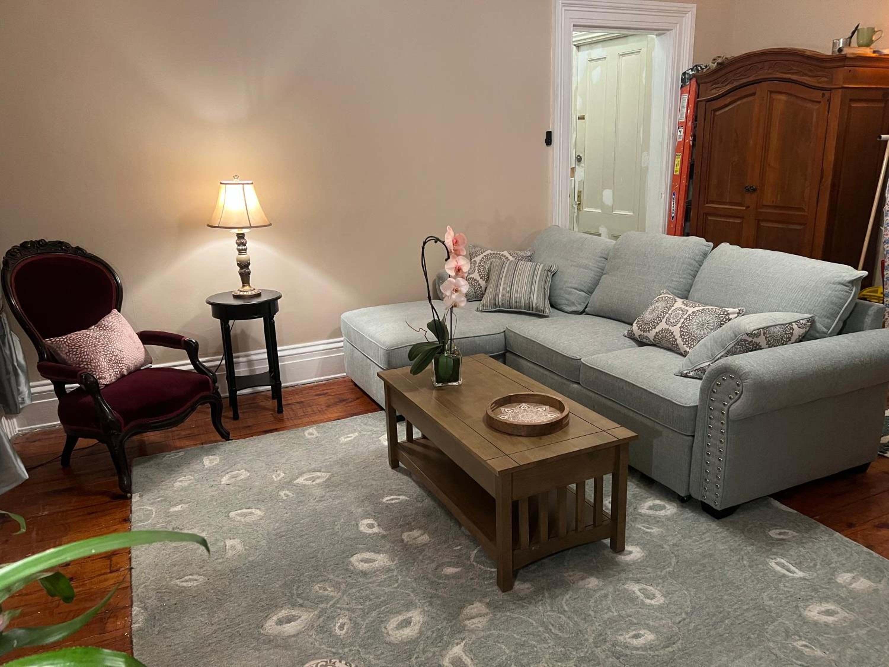 1 Br Private Victorian Apt in convenient City location on half acre sleeps 4 view 5