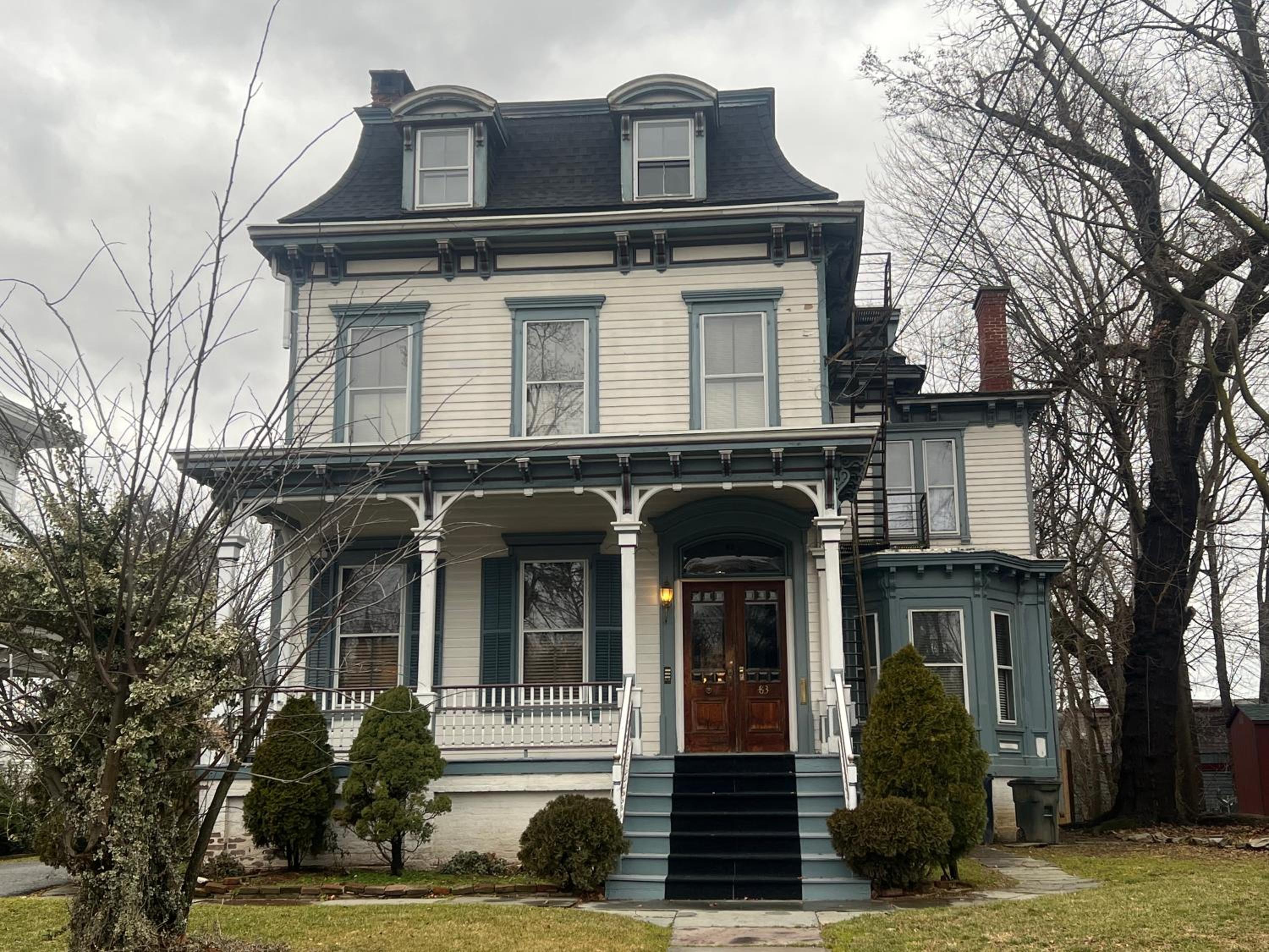 1 Br Private Victorian Apt in convenient City location on half acre sleeps 4 view 2