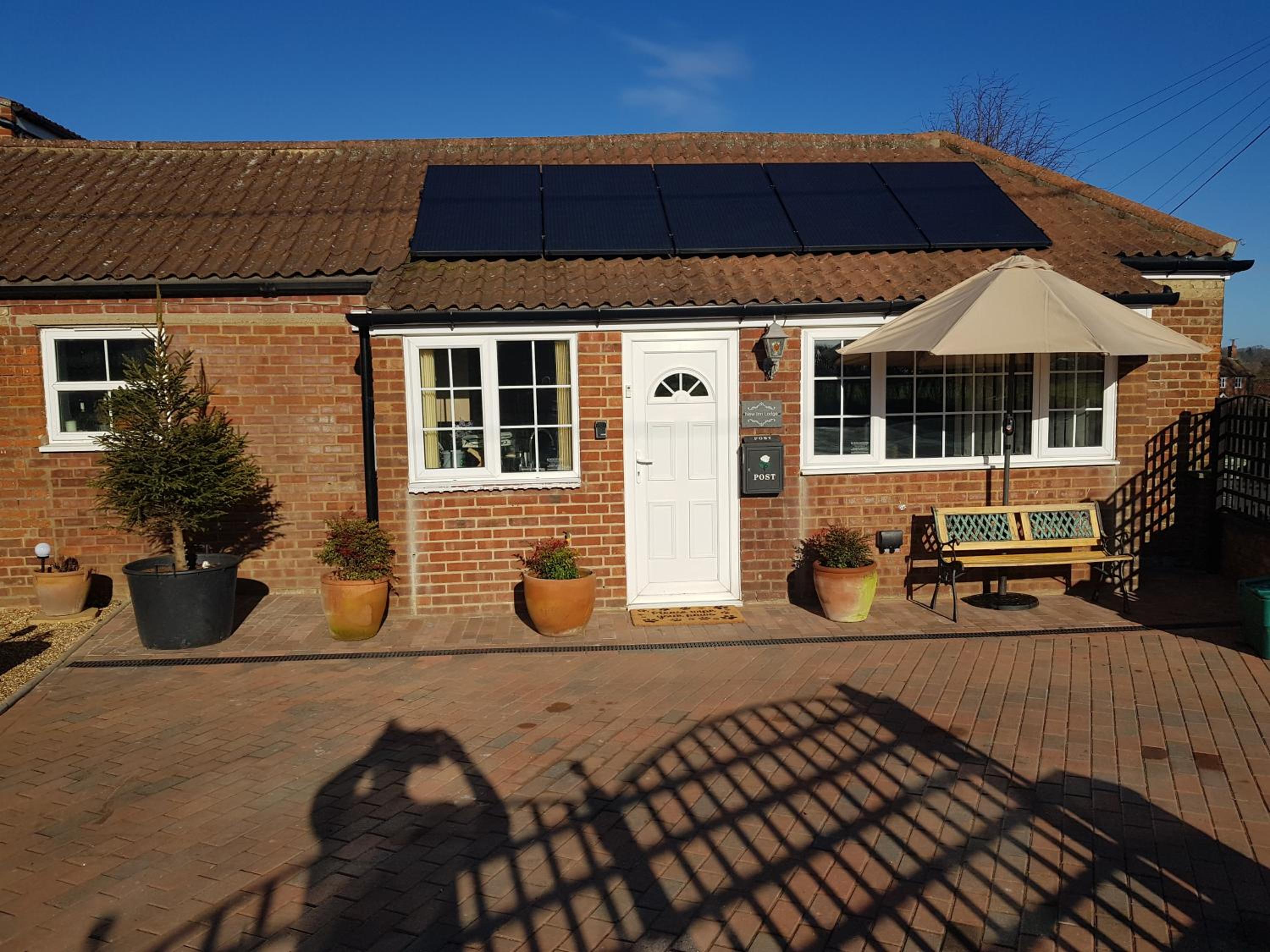 1 Bed Sleeps 3 Free Parking Pets Allowed view 5