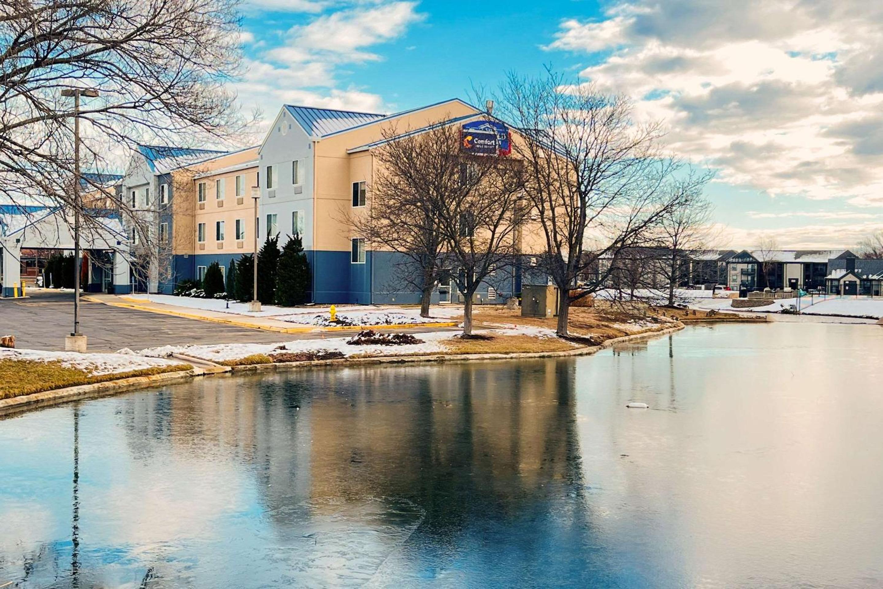 Kansas City Vacations - Comfort Inn  Suites Olathe - Kansas City - Property Image 1