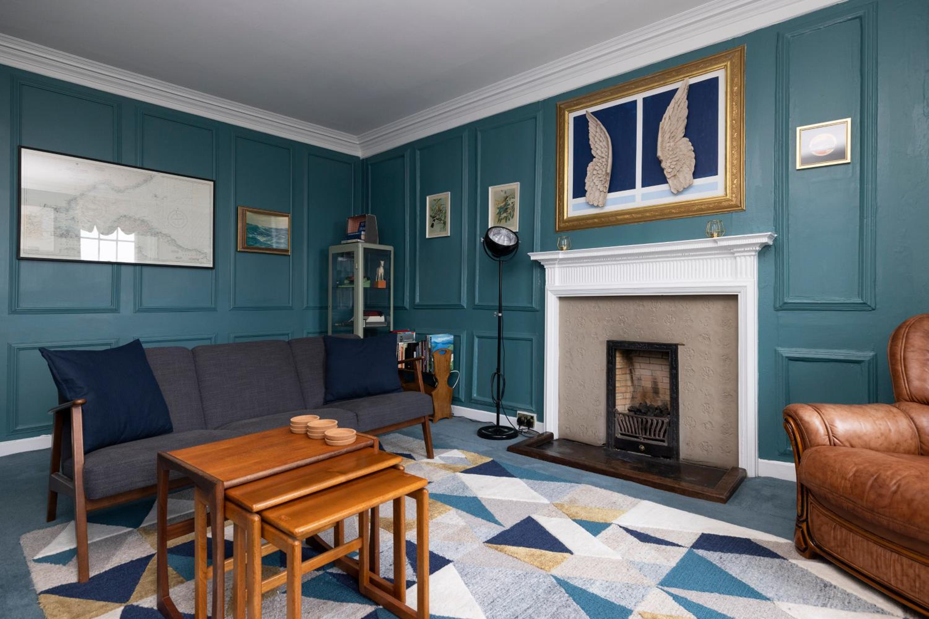 JOIVY Eclectic & Design Led 3BR apt near Edinburgh Castle view 2