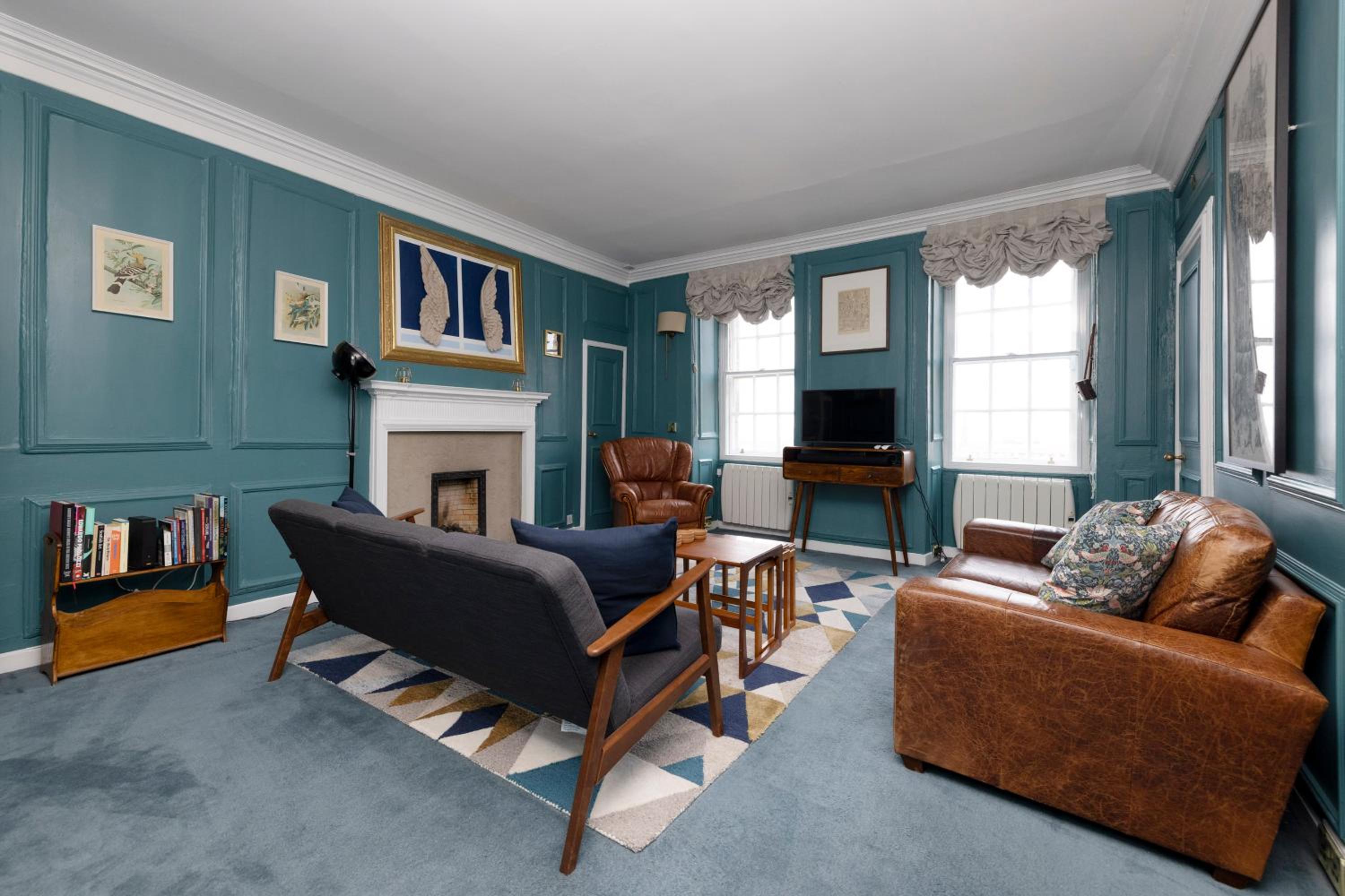 JOIVY Eclectic & Design Led 3BR apt near Edinburgh Castle view 5