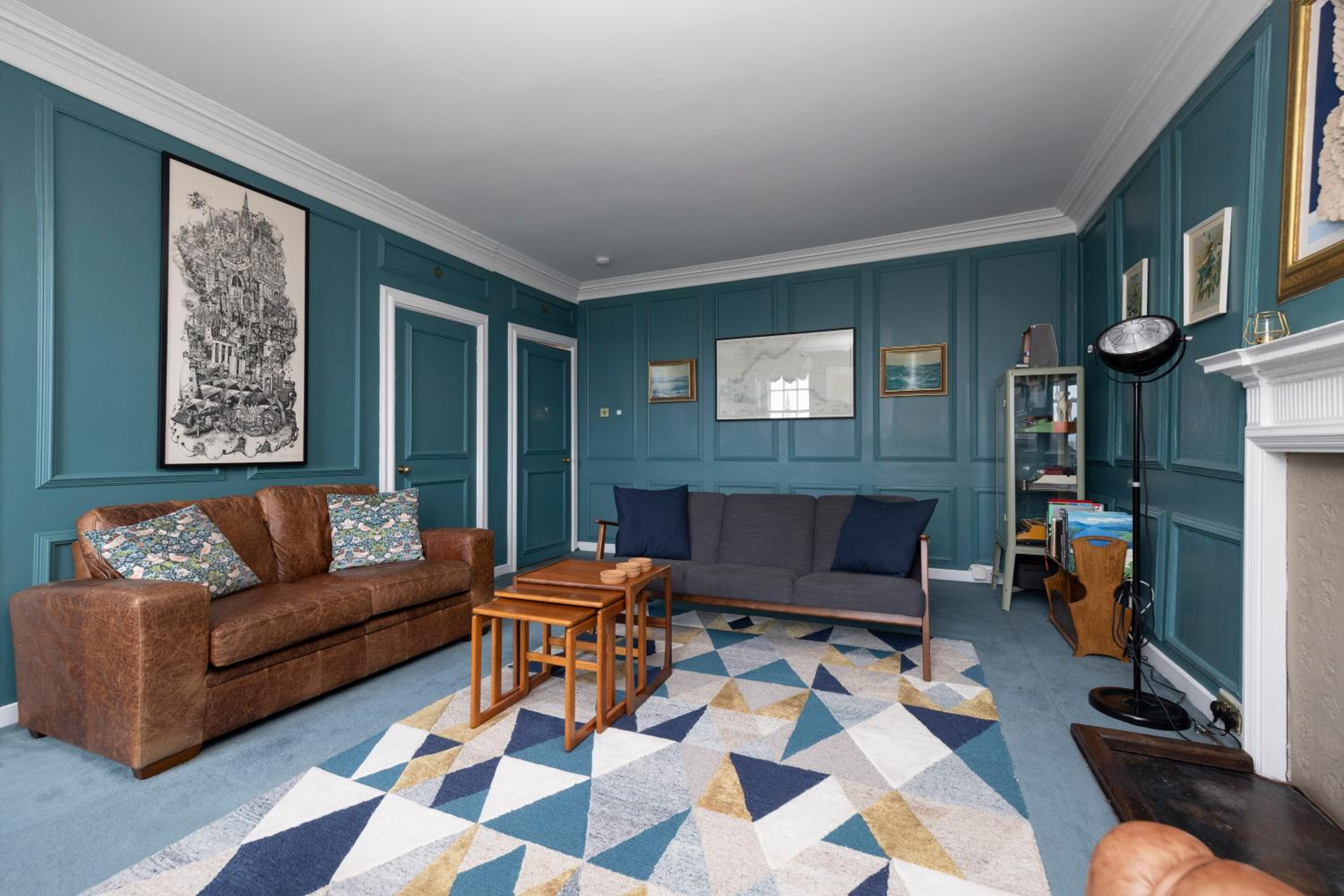 JOIVY Eclectic & Design Led 3BR apt near Edinburgh Castle view 4