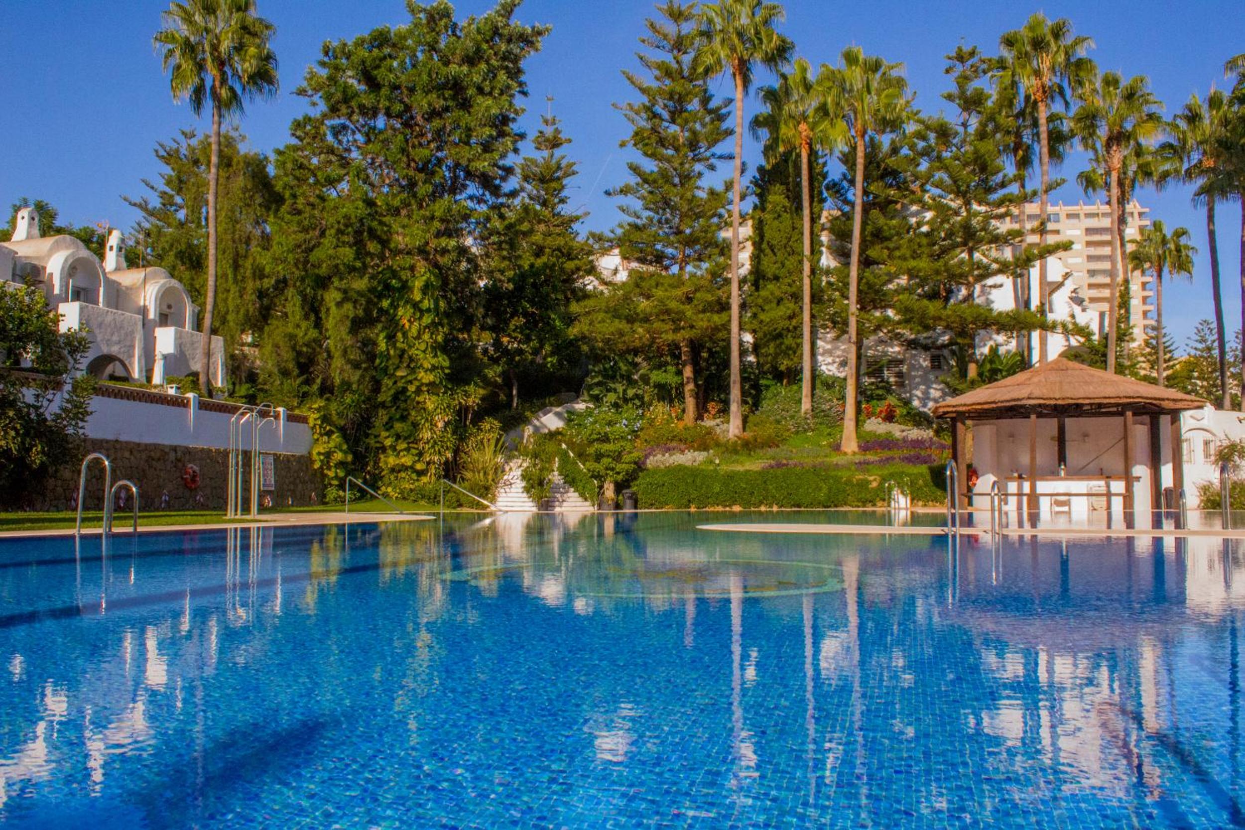 Benalgolf Lovely apartment in Benalmádena with Sea Views, Excellent WIFI connection, private Backyard with BBQ