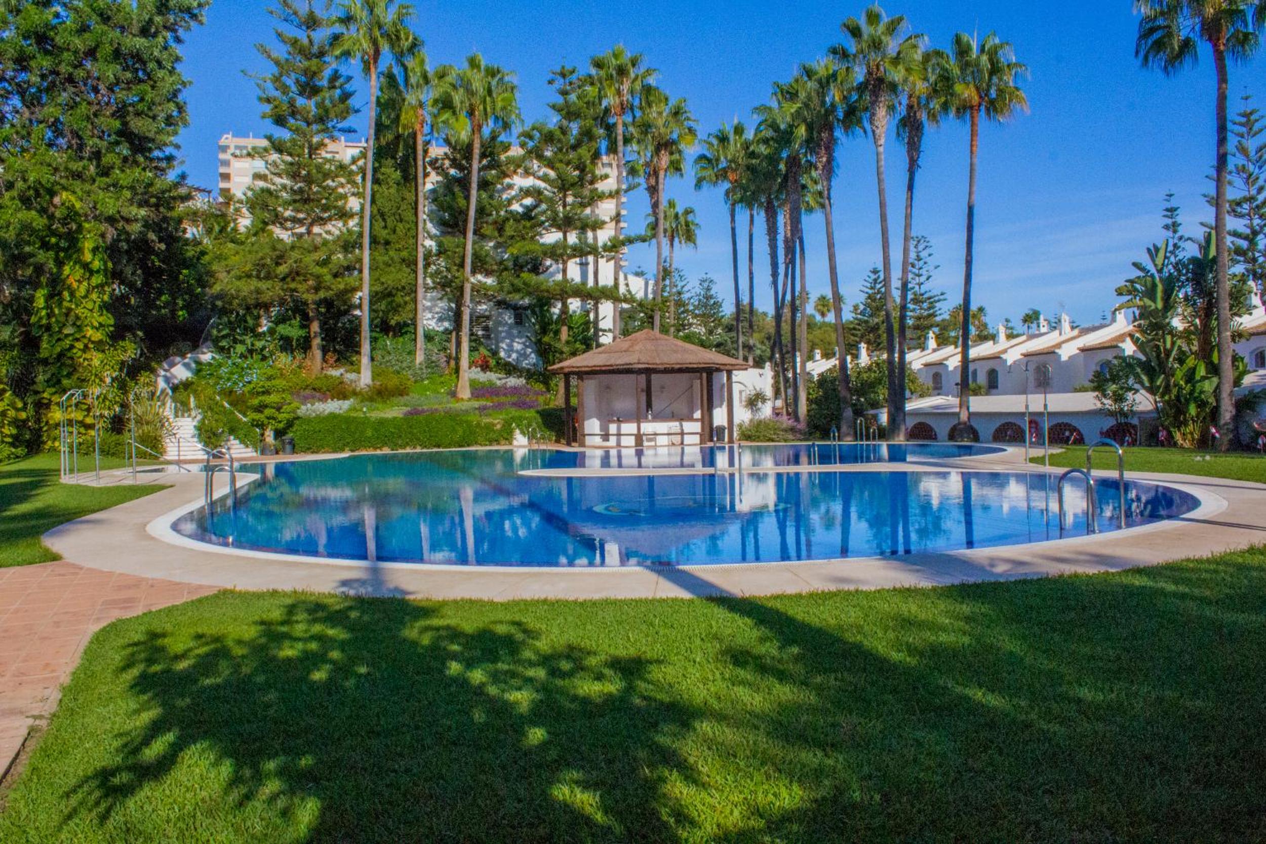 Benalgolf Lovely apartment in Benalmádena with Sea Views, Excellent WIFI connection, private Backyard with BBQ