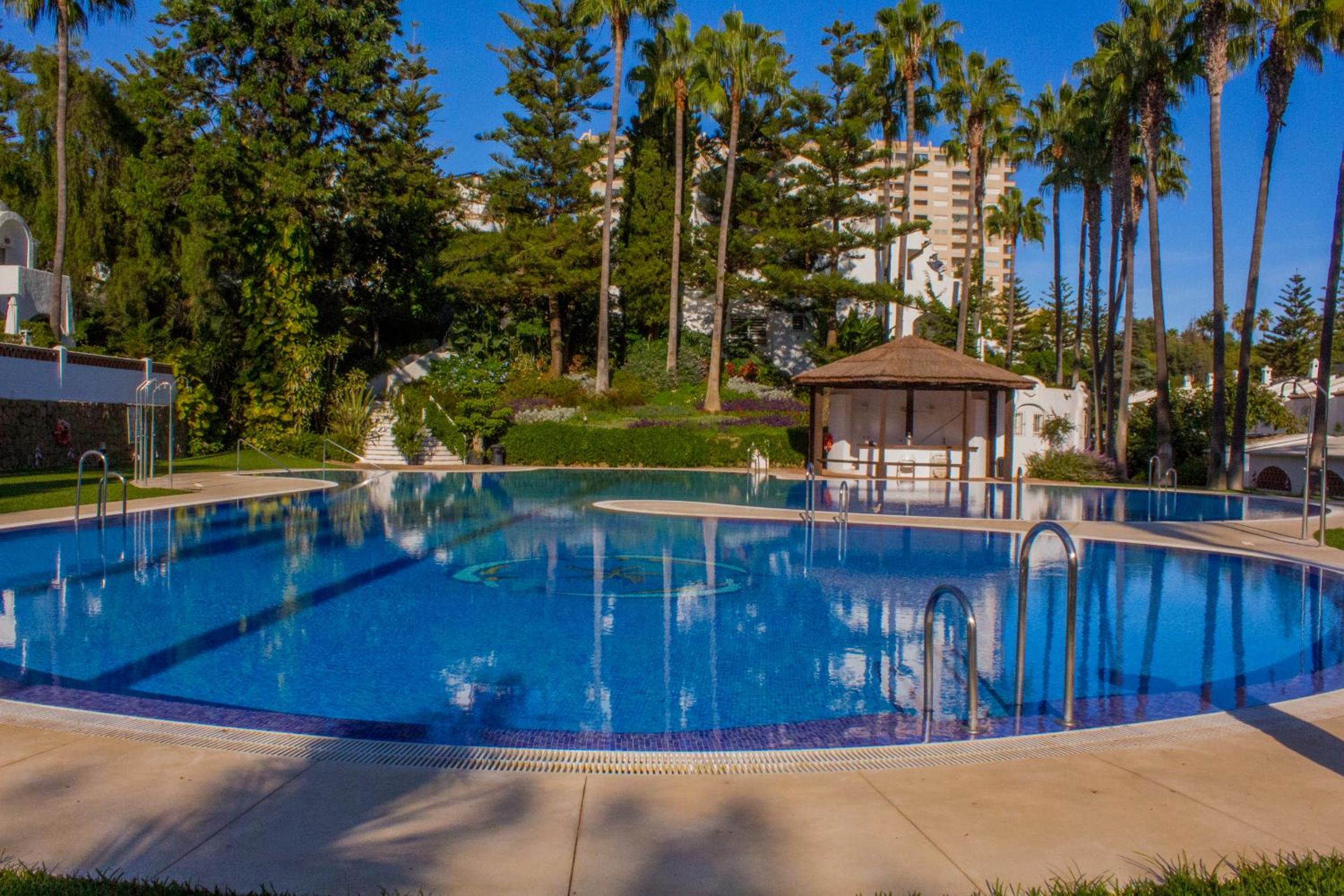 Benalgolf Lovely apartment in Benalmádena with Sea Views, Excellent WIFI connection, private Backyard with BBQ