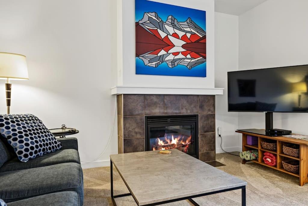 Mountain Retreat - Modern and Bright with Panorama Views 2 bedrooms, 4 beds, heated all-year outdoor pool, hottub, balcony, Banff Park Pass