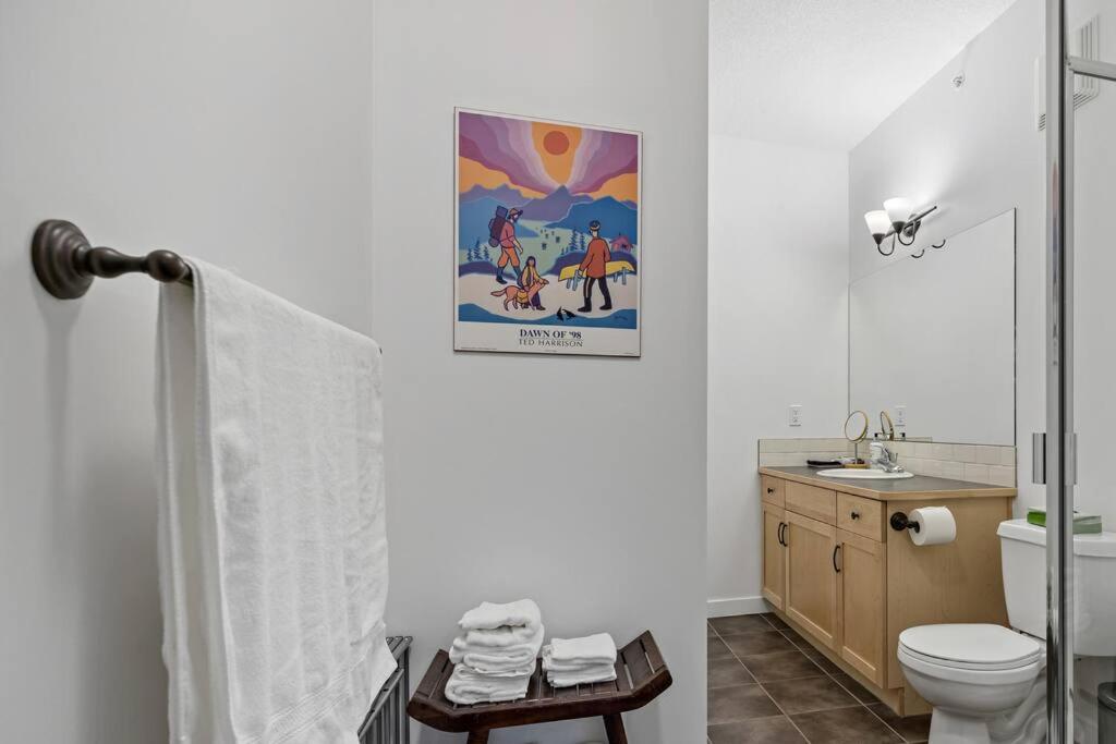 Mountain Retreat - Modern and Bright with Panorama Views 2 bedrooms, 4 beds, heated all-year outdoor pool, hottub, balcony, Banff Park Pass