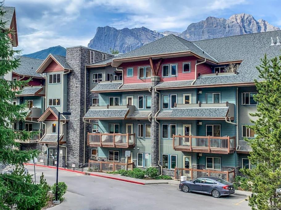 Mountain Retreat - Modern and Bright with Panorama Views 2 bedrooms, 4 beds, heated all-year outdoor pool, hottub, balcony, Banff Park Pass