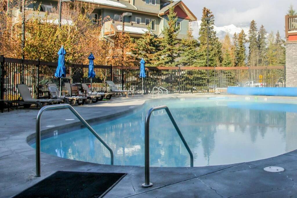 Mountain Retreat - Modern and Bright with Panorama Views 2 bedrooms, 4 beds, heated all-year outdoor pool, hottub, balcony, Banff Park Pass