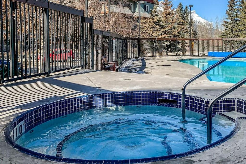 Mountain Retreat - Modern and Bright with Panorama Views 2 bedrooms, 4 beds, heated all-year outdoor pool, hottub, balcony, Banff Park Pass
