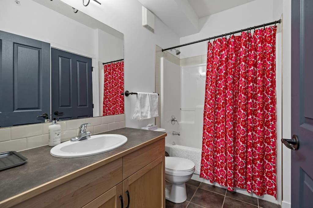 Mountain Retreat - Modern and Bright with Panorama Views 2 bedrooms, 4 beds, heated all-year outdoor pool, hottub, balcony, Banff Park Pass