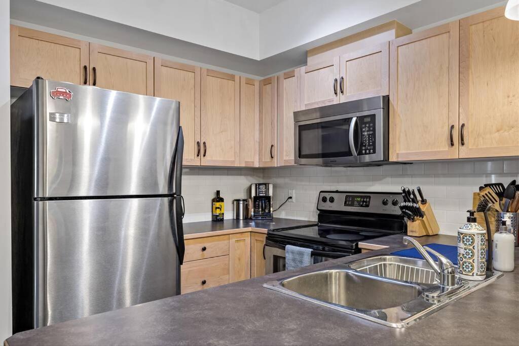 Mountain Retreat - Modern and Bright with Panorama Views 2 bedrooms, 4 beds, heated all-year outdoor pool, hottub, balcony, Banff Park Pass