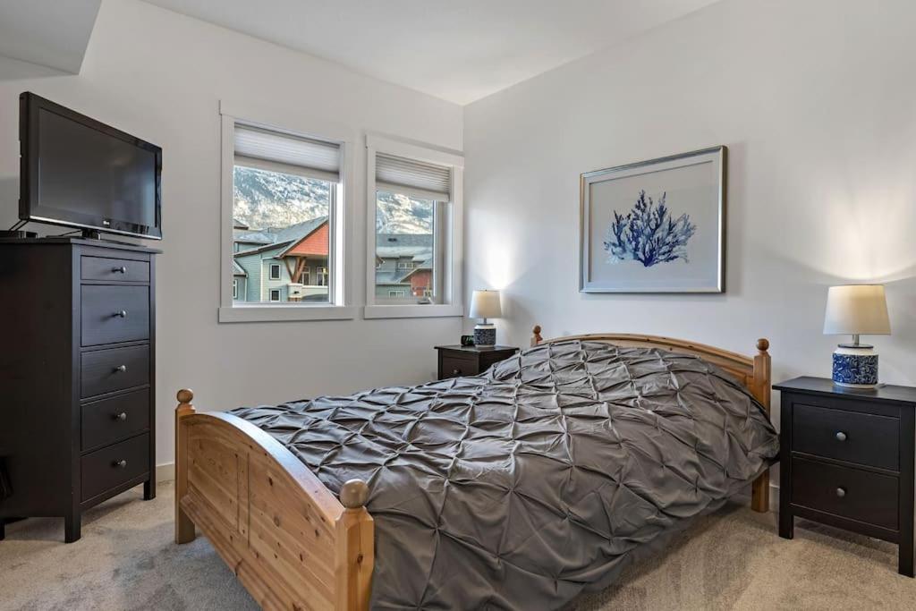 Mountain Retreat - Modern and Bright with Panorama Views 2 bedrooms, 4 beds, heated all-year outdoor pool, hottub, balcony, Banff Park Pass
