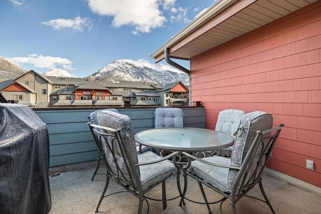Mountain Retreat - Modern and Bright with Panorama Views 2 bedrooms, 4 beds, heated all-year outdoor pool, hottub, balcony, Banff Park Pass