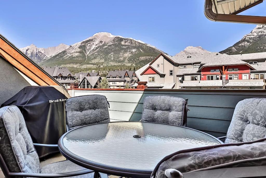 Mountain Retreat - Modern and Bright with Panorama Views 2 bedrooms, 4 beds, heated all-year outdoor pool, hottub, balcony, Banff Park Pass