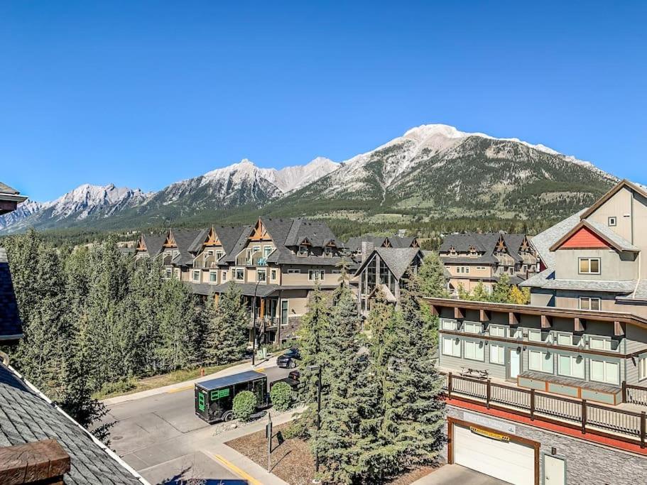 Mountain Retreat - Modern and Bright with Panorama Views 2 bedrooms, 4 beds, heated all-year outdoor pool, hottub, balcony, Banff Park Pass