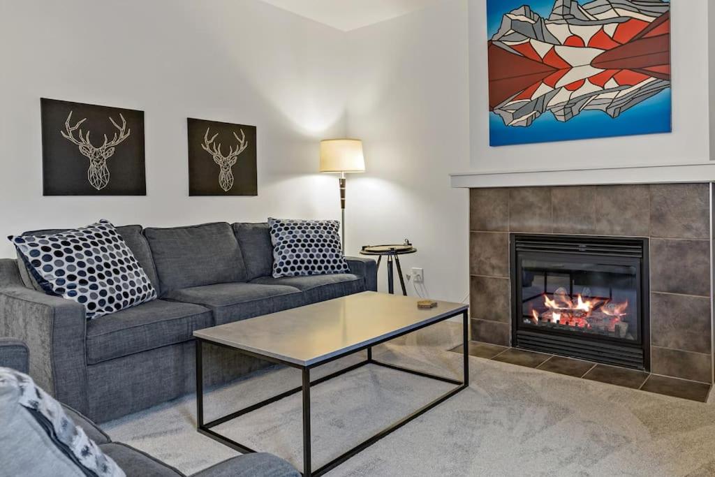 Mountain Retreat - Modern and Bright with Panorama Views 2 bedrooms, 4 beds, heated all-year outdoor pool, hottub, balcony, Banff Park Pass