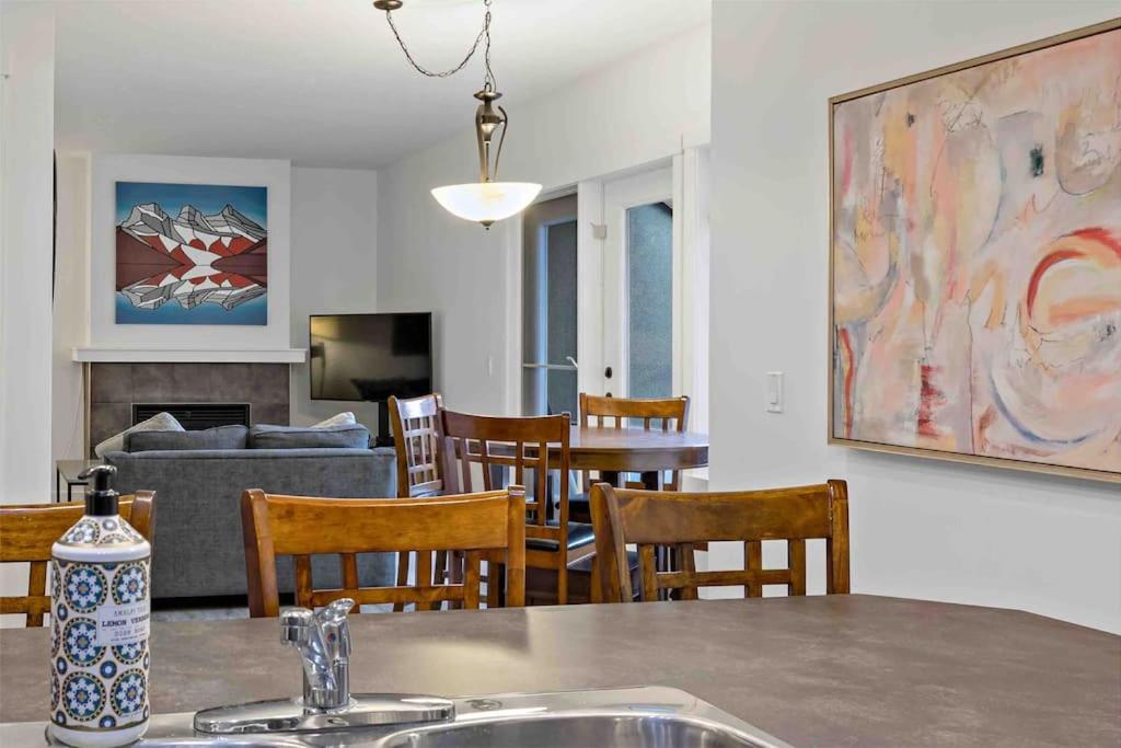 Mountain Retreat - Modern and Bright with Panorama Views 2 bedrooms, 4 beds, heated all-year outdoor pool, hottub, balcony, Banff Park Pass